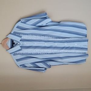 Banana Republic blue button down short sleeve shirt with embroidery